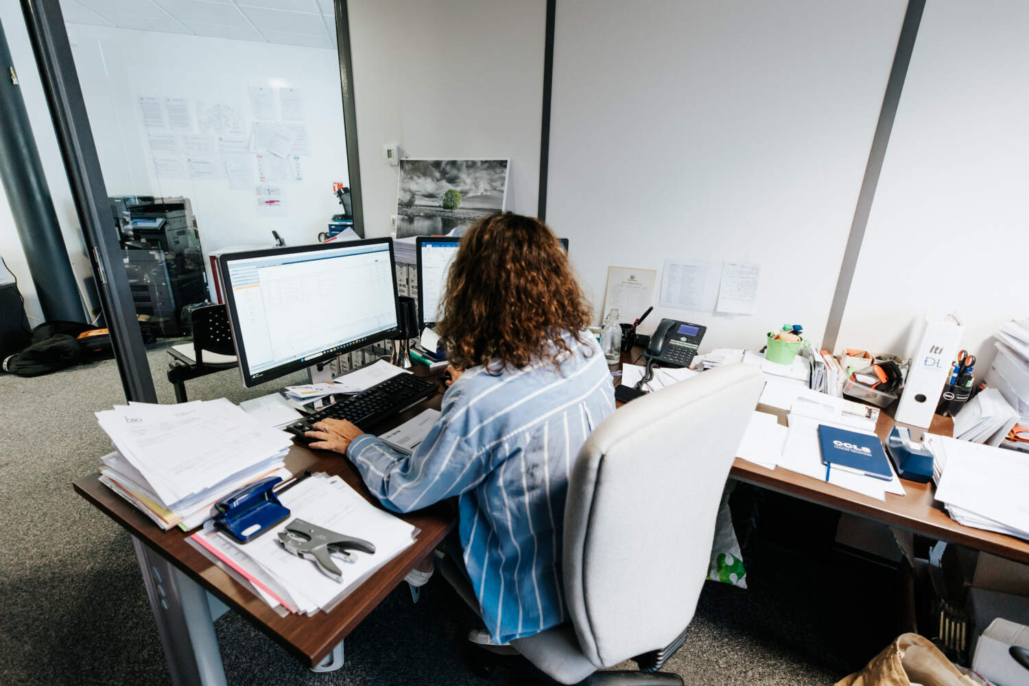 Photo d'une personne dans un bureau