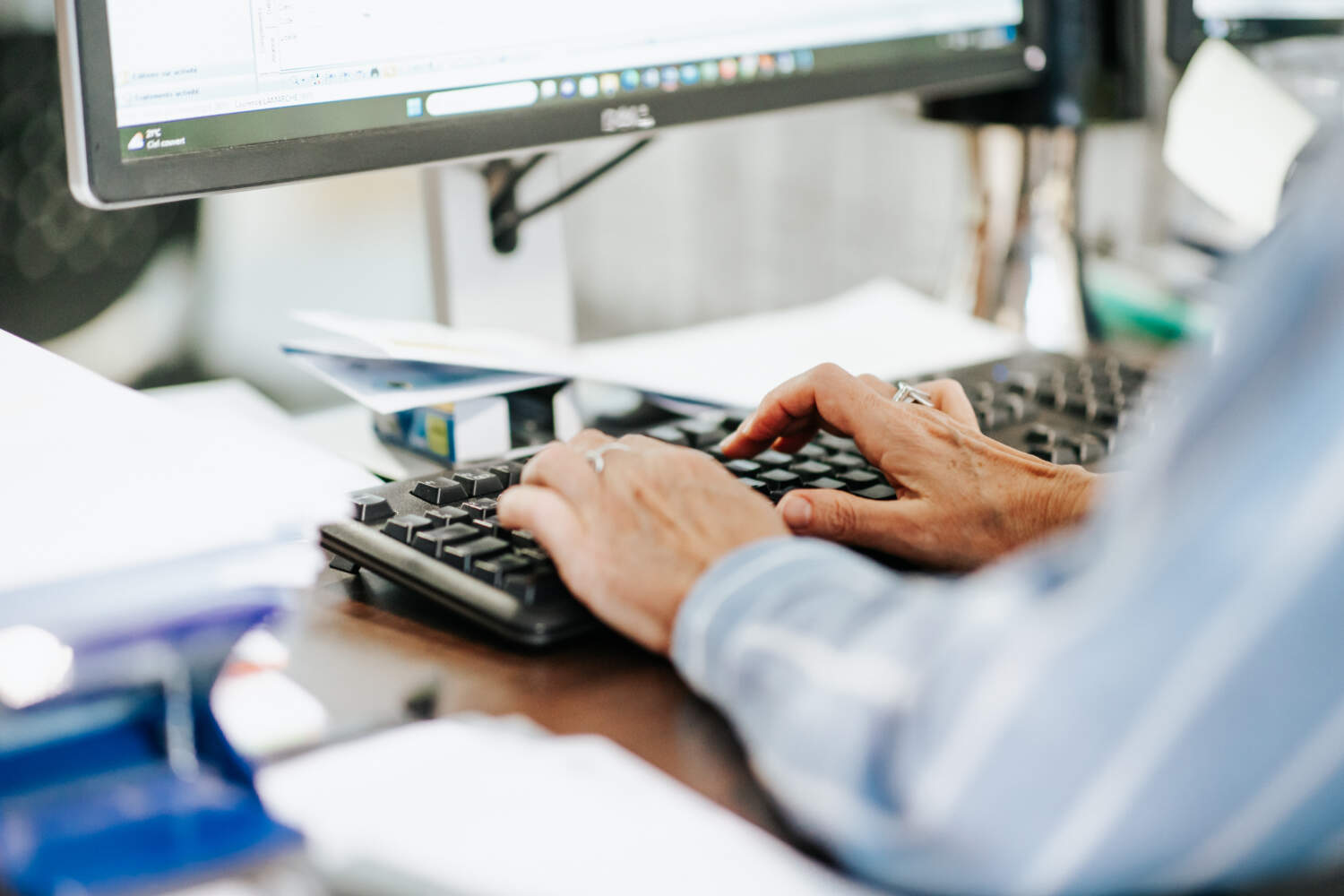 Photo d'une personne entrain de taper sur un clavier d'ordinateur